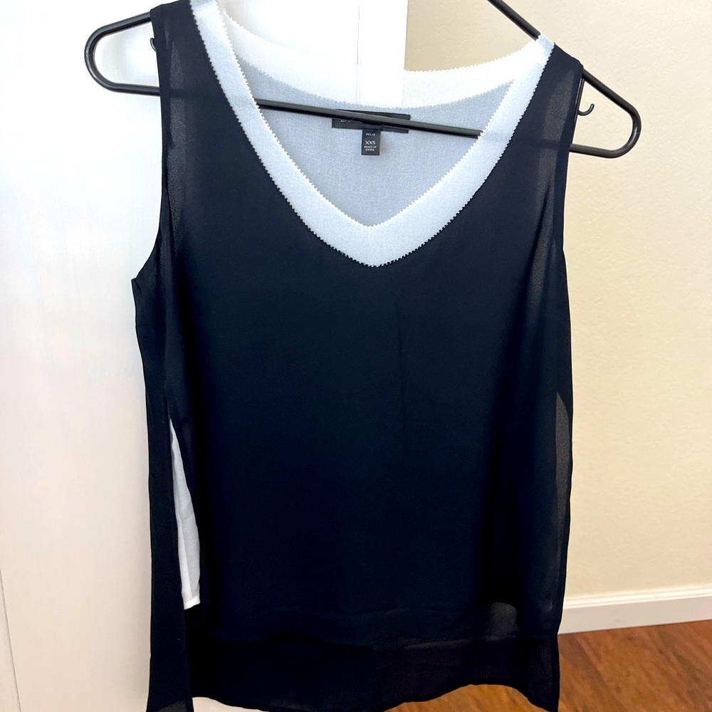 Banana Republic elegant, slimming 2-layer top with side slit, Size XXS
